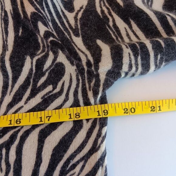 Vtg Jillian Jones Size M Lambs Wool/Angora Rabbit Zebra Print Cardigan Sweater - Picture 7 of 7